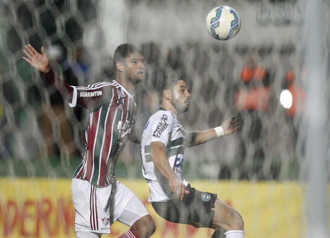 Henrique Almeida é marcado por Gum no jogo contra o Fluminense. | Jonathan Campos/Gazeta do Povo