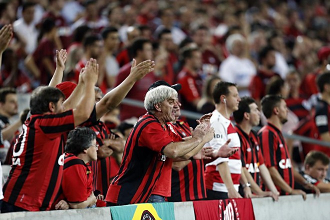 Torcida do Atlético protestou muito contra os jogadores na Arena da Baixada. | Albari Rosa/Gazeta do Povo