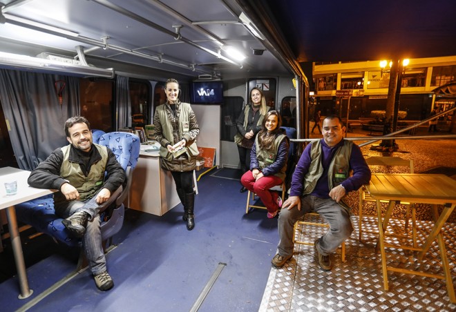 Gledson, Caroline, Fernanda, Emelin e João Enéas a bordo do ônibus - as quintas-feiras não são mais as mesmas na Praça Osório. | Daniel Castellano/Gazeta do Povo