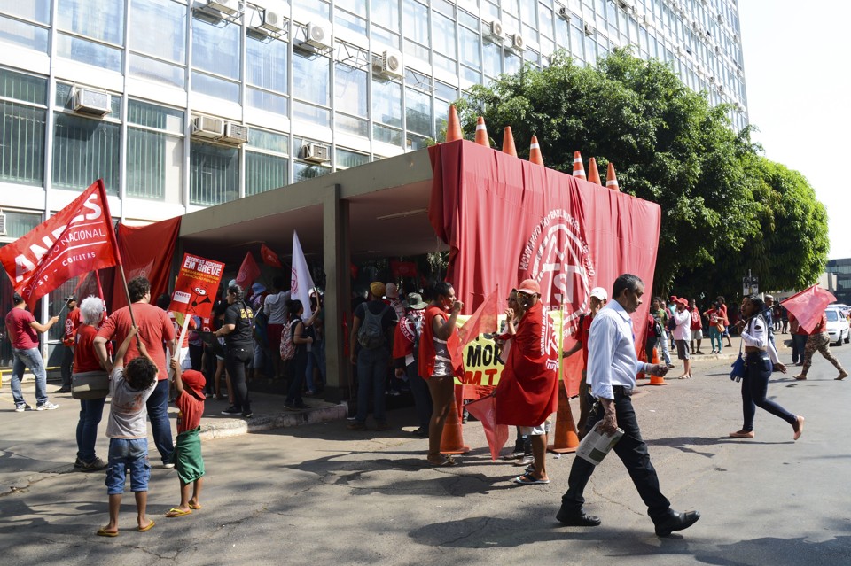 Servidores estão protestando em Brasília contra o pacote do governo federal. | Elza Fiuza/ Agência Brasil