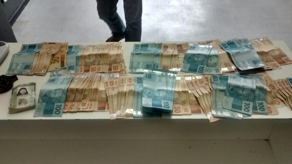 Dinheiro foi apreendido na casa da mulher, no Cajuru | Divulgação/Guarda Municipal