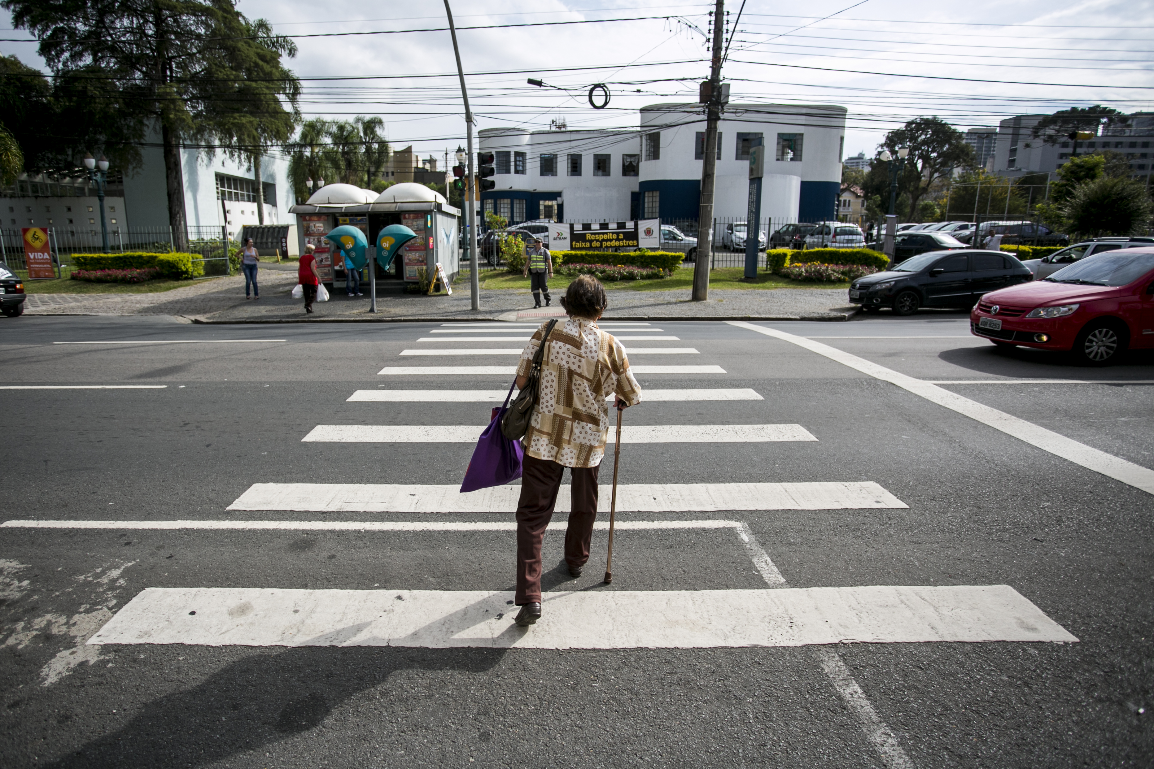 Idoso atravessa a rua em Curitiba: governo volta a pensar em uma saída para a previdência. | Brunno Covello/Gazeta do Povo