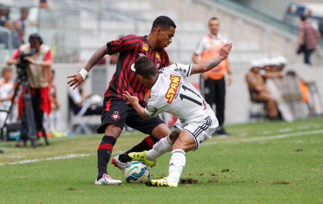 Lateral Eduardo em disputa no jogo com a Ponte: tufos de grama se desprendem do gramado da Arena. | Daniel Castellano / Gazeta do Povo