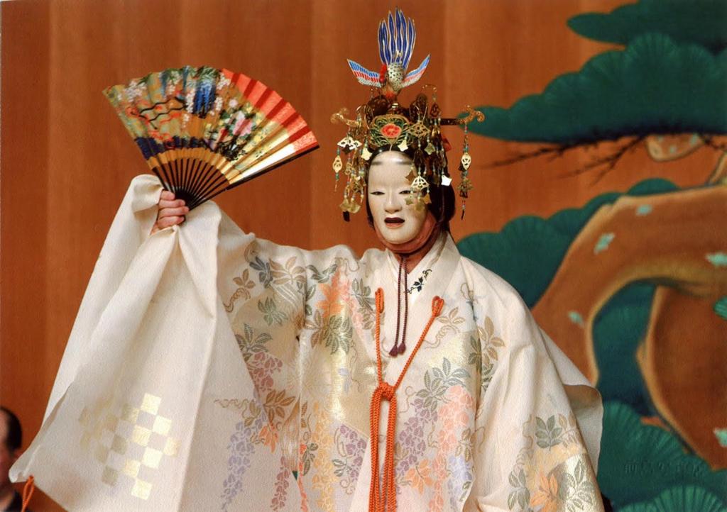 No palco, são 18 músicos, cantores e atores, todos sob a tradição da convenção do noh. | Divulgação