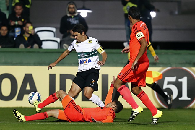 Lucio Flavio, do Coritiba, tenta passar pela marcação do Sport Recife. | Albari Rosa/Gazeta do Povo