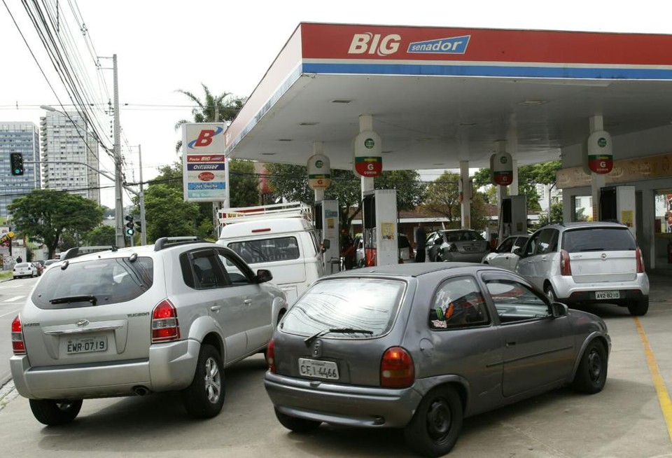 Poucos postos tinham fila de veículos para abastecer na manhã desta quarta-feira. Um deles era este, no Alto da Rua XV. | Aniele Nascimento/Gazeta do Povo