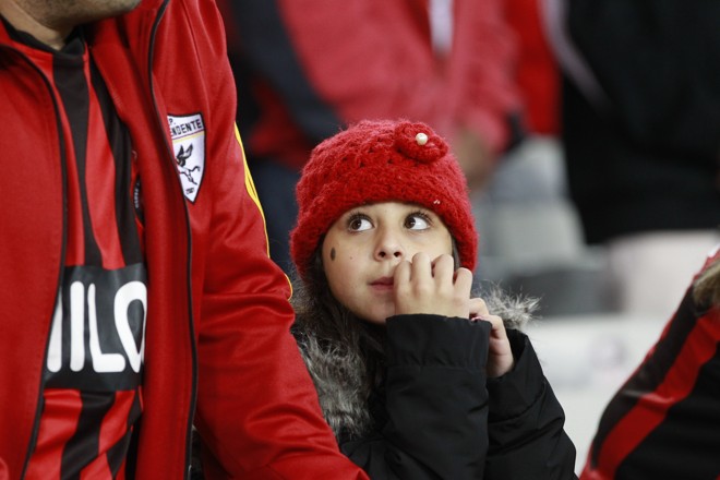 Pequena torcedora acompanha a disputa entre Atlético e JEC | Daniel Castellano/Gazeta do Povo