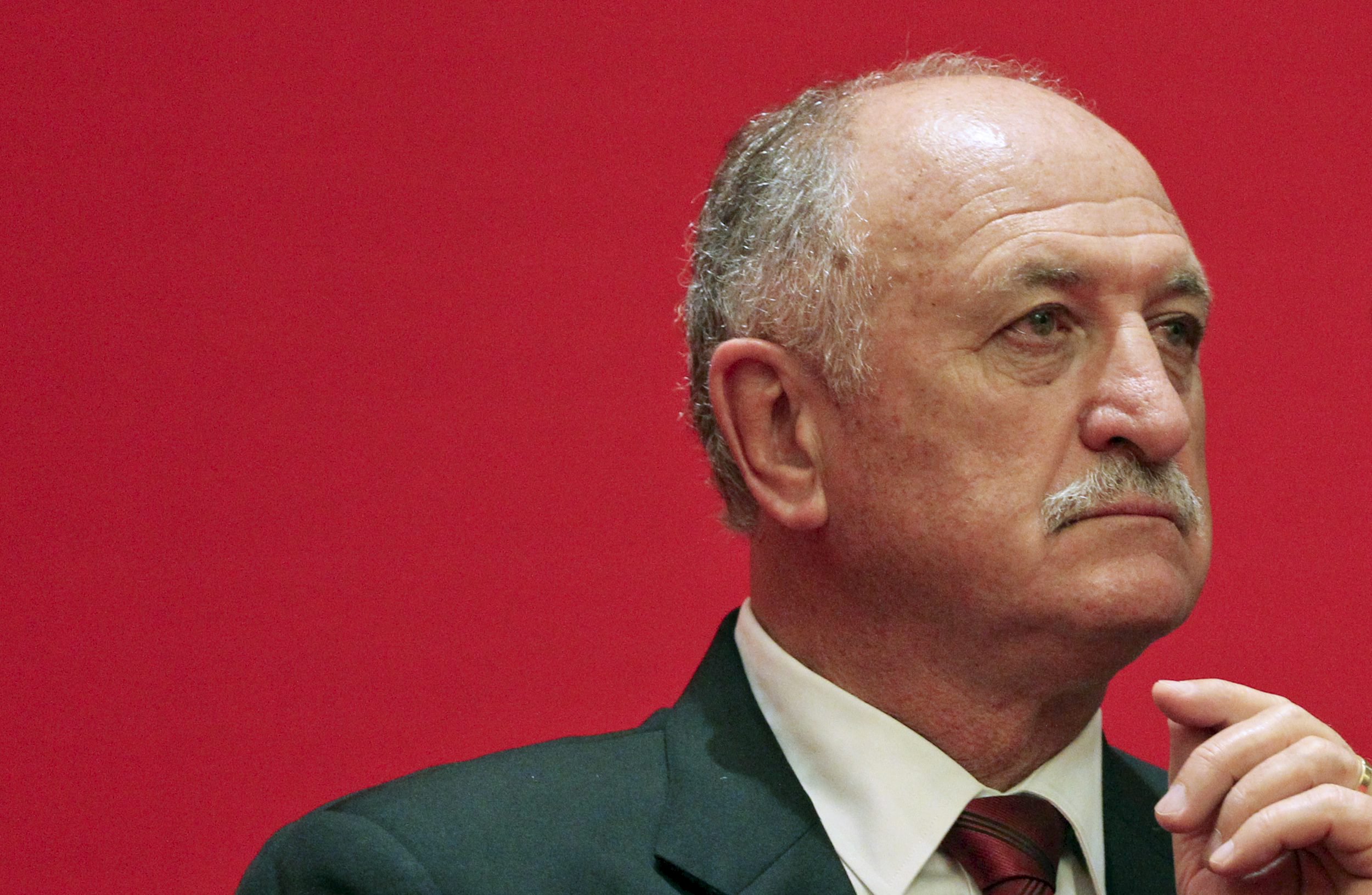 Ministério Público de Portugal arquivou processo contra Felipão após quitação do débito. | CHINA STRINGER NETWORK/REUTERS