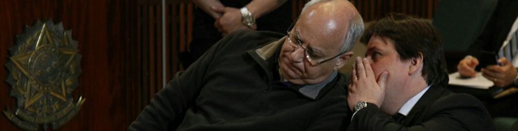 Renato Duque recebe orientação do advogado de defesa: ataques ao delator. | Aniele Nascimento
/Gazeta do Povo