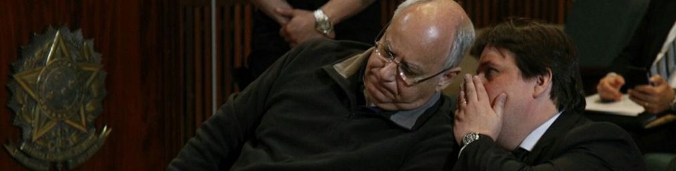 Renato Duque recebe orientação do advogado de defesa: ataques ao delator. | Aniele Nascimento
/Gazeta do Povo