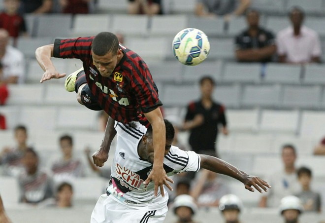 Sidcley, do Atlético, disputa a bola na derrota para a Ponte Preta. |