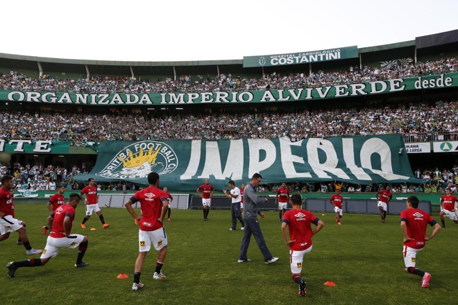 Jogadores do Atlético fazem aquecimento perto da torcida do Coritiba. | Albari Rosa/Gazeta do Povo