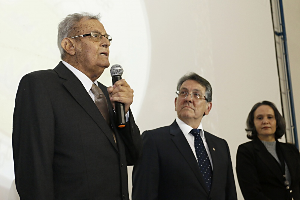 Nonô Pereira recebeu medalha de Mérito Universitário, diploma simbólico e placa por sua trajetória de vida. |