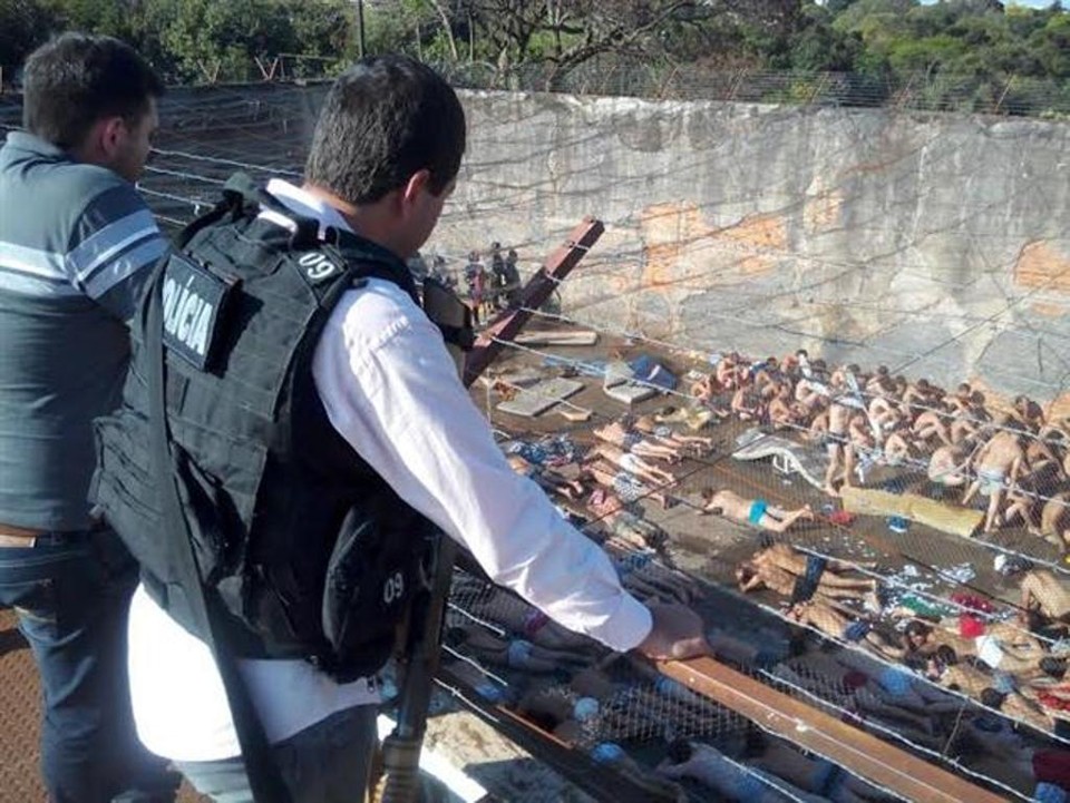 Presidiários no pátio durante inspeção de policiais. Tumulto resultou em três foragidos na cadeia pública de Cascavel | Divulgação/Polícia Civil