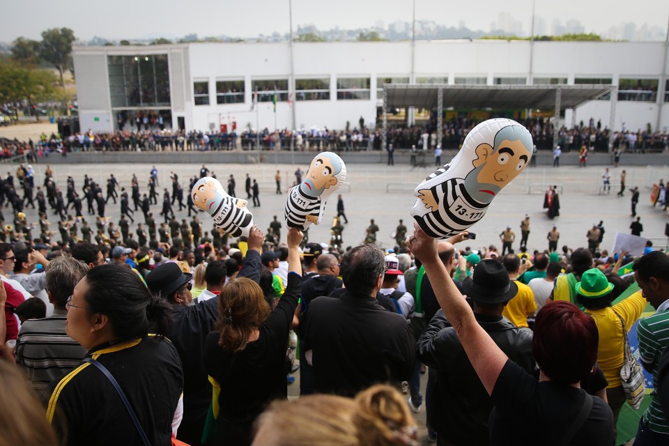 Bonequinhos também estiveram presentes no desfile de São Paulo. | Zanone Fraissat / Folhapress