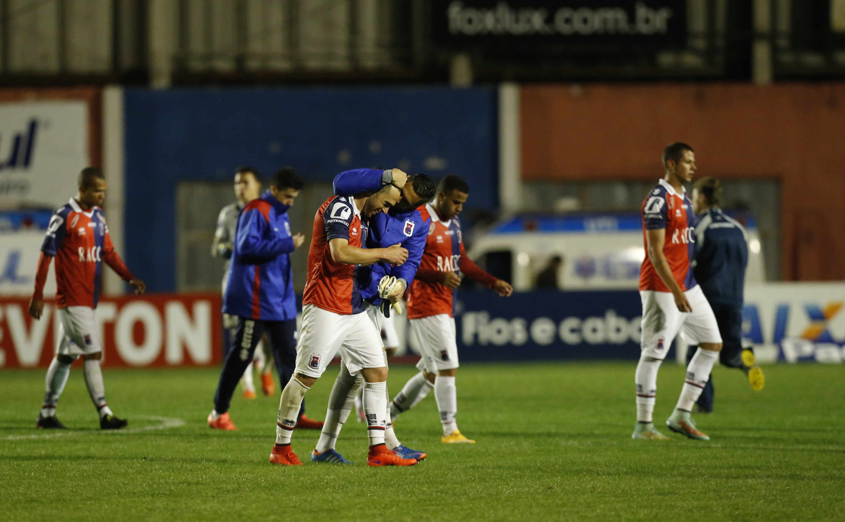 Goleiro reserva Wendell abraça Rafael Costa após a vitória do Paraná sobre o Bahia. | Hugo Harada/Gazeta do Povo