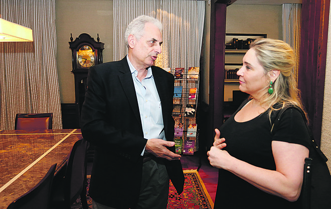 O jornalista William Waack conversa com a diretora cultural do Graciosa Country Club, Liana Leão, pouco antes da palestra proferida pelo âncora do Jornal da Globo no clube | Foto: Valterci Santos