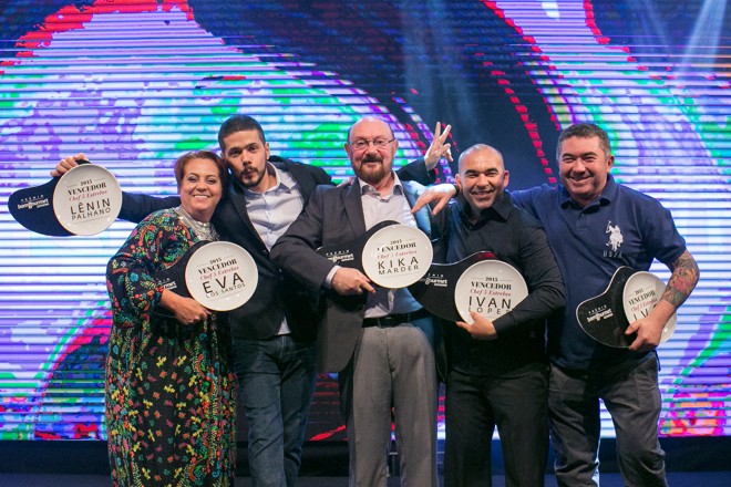 Os cinco chefs 5 Estrelas do Prêmio Bom Gourmet 2015 reunidos no palco da festa promovida na última quarta-feira, pela Gazeta do Povo, no Castelo do Batel: Eva dos Santos, Lênin Palhano, Kika Marder (representada por seu pai, Murilo Schaefer), e os irmãos Ivan e Ivo Lopes. | Rubens Nemitz Jr