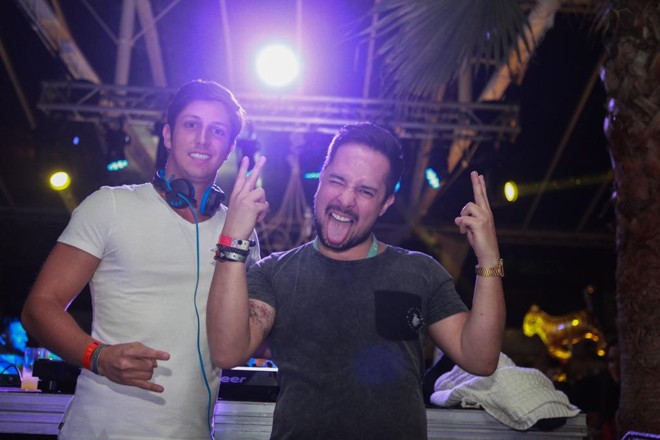 Os DJs curitibanos Edo Almeida (com os braços erguidos) e Rô Tromibini assumiram as pick ups da festa Safari, após a apresentação do duo Elefanktz, no último sábado, no Cafe de La Musique, em Florianópolis. | Carol Cruz
