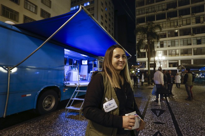 Fernanda em ação - aproximação é lenta, sem ansiedade. Usuários ganham atenção e orientação. Nenhum deles utiliza drogas nas imediações do ônibus. “Nossa política é de redução de danos”, diz Fernanda Ricardo. | Daniel Castellano/Gazeta do Povo