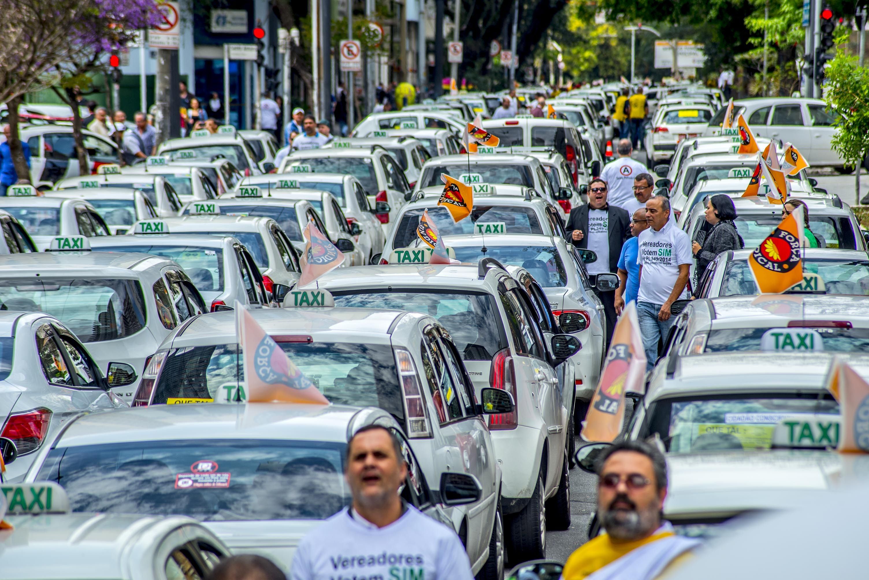 Taxistas protestaram contra o Uber nesta quarta-feira, em São Paulo | Cris Faga/Folhapress