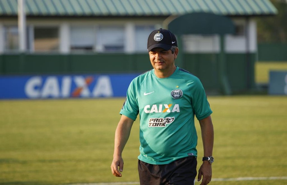 O técnico coxa-branca Ney Franco tem seis desfalques para o duelo com a Raposa, no domingo, no Mineirão. | Daniel Castellano/Gazeta do Povo