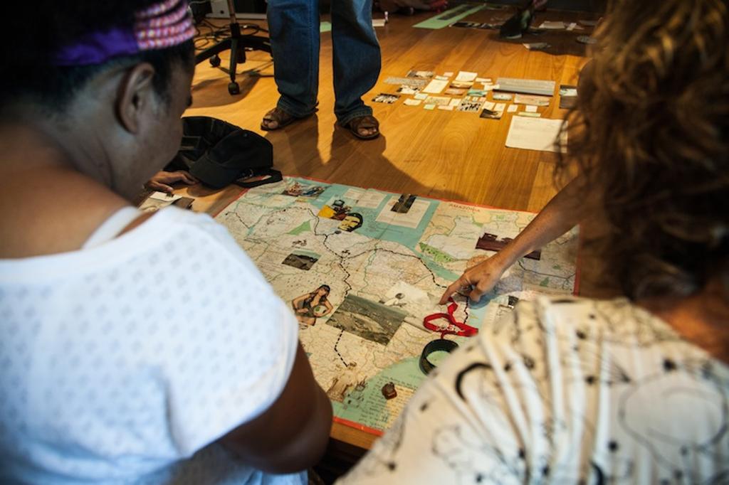 Imagem mostra grupo criando Mapa Afetivo de São Paulo. | GARAPA/Divulgação