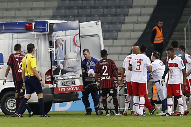 Atacante Victor Hugo, do Brasília, se chocou com o goleiro Weverton e precisou ser levado de ambulância para o hospital. | Albari Rosa/Gazeta do Povo