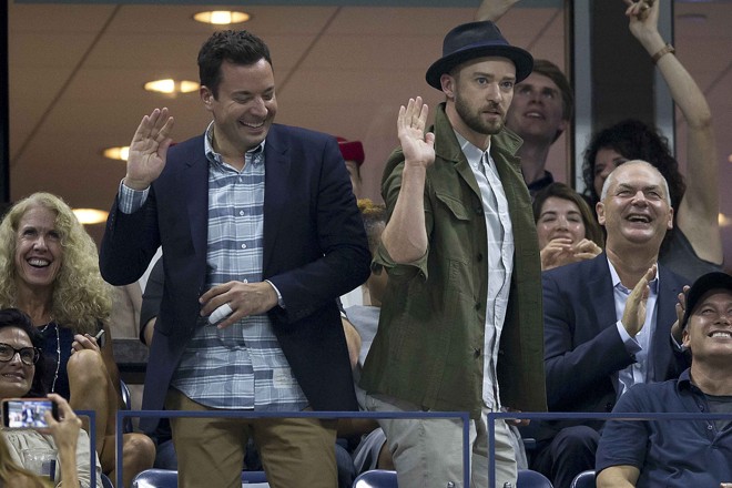 O ator e cantor Justin Timberlake dança com o apresentador Jimmy Fallon. | CARLO ALLEGRI/REUTERS