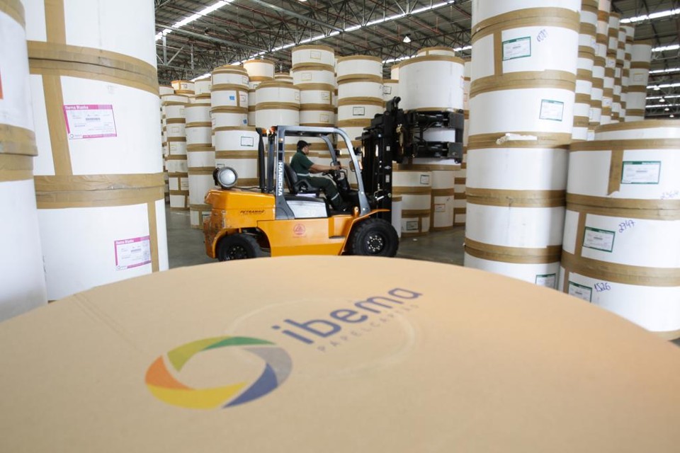 Empresa paranaense associa-se a Suzano. Juntas, a capacidade de produção será de 140 mil toneladas de papel cartão por ano | Daniel Castellano/Gazeta do Povo