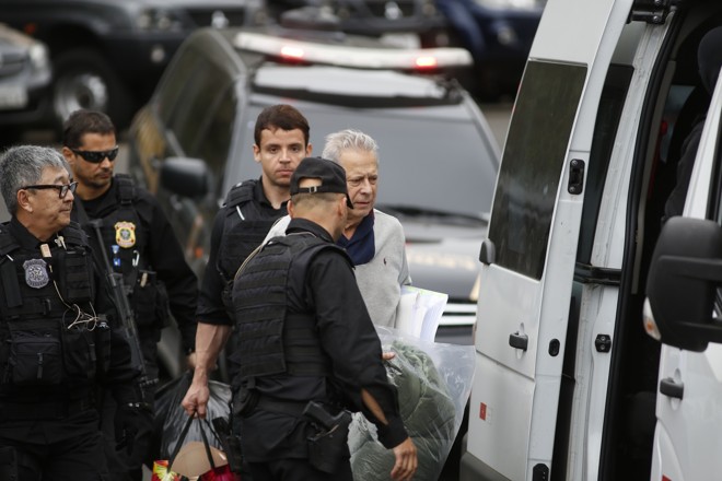 Ele leva um cobertor e uma mala. | Henry Milleo/Gazeta do Povo