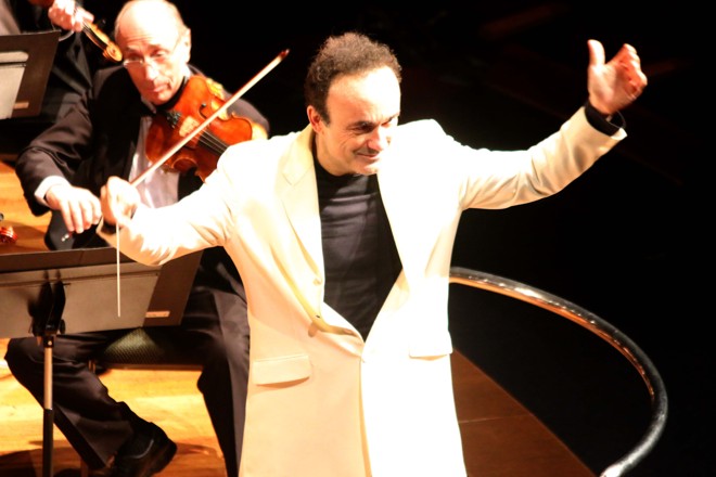 O maestro francês Frédéric Chaslin chamou a atenção no concerto da Orquestra Sinfônica de Jerusalém ao regê-la sem o auxílio de partituras e pelo visual, com um incomum casaco branco | Foto: Jader Rocha