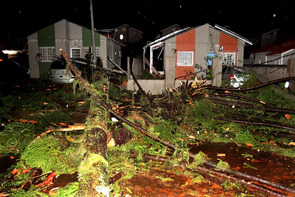 Ventos fortes causaram estragos em Ponta Grossa. | Fabio Matavelli/Diário dos Campos