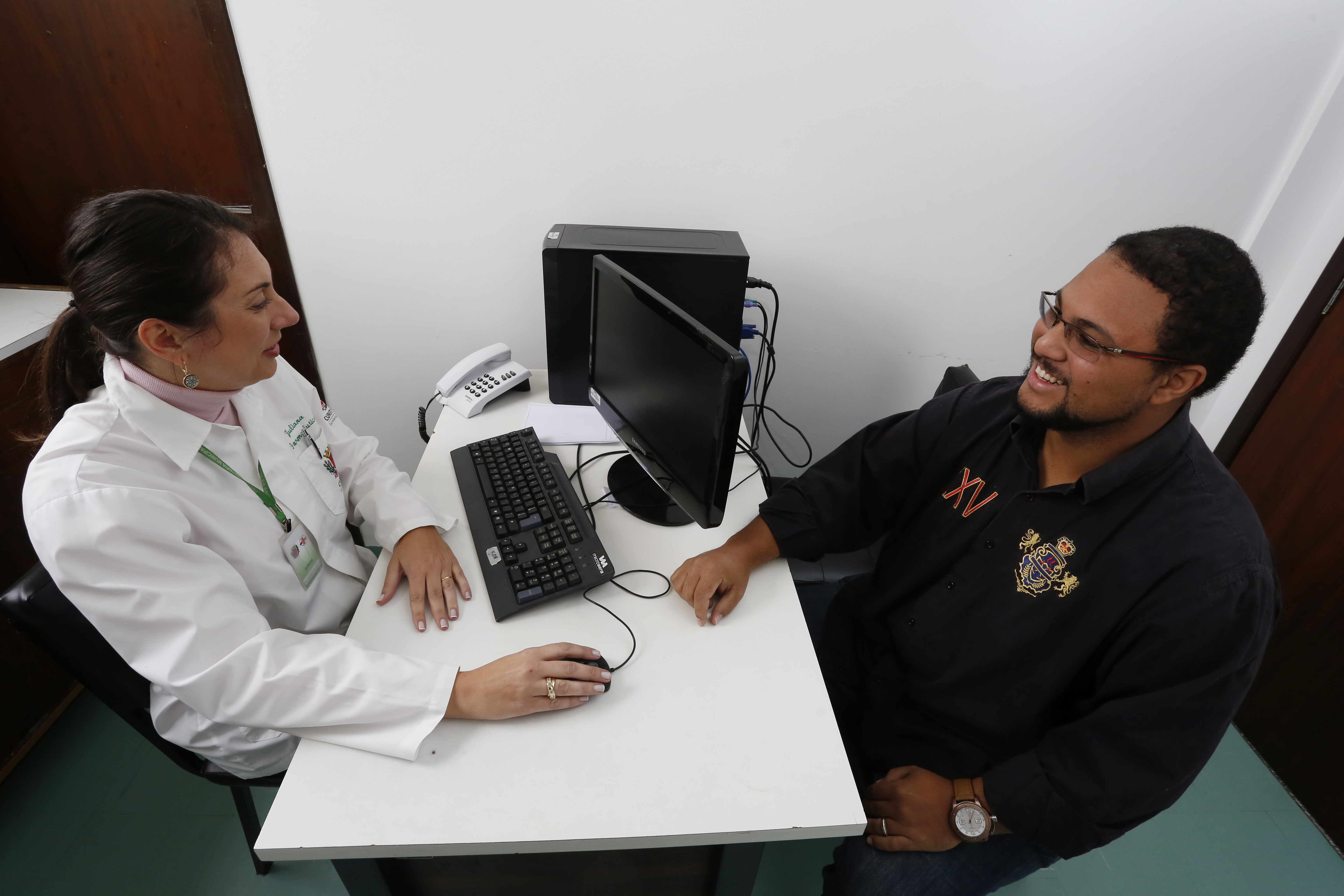 A farmacêutica Juliana Skaraba orienta o paciente Israel Soares da Silva, que tem diabetes, sobre a rotina correta da medicação. | Henry Milleo/Gazeta do Povo