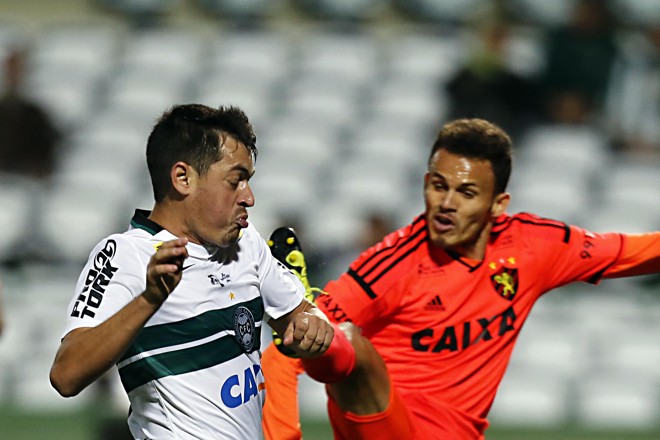 Cáceres disputa a bola na partida entre Coritiba e Sport Recife. | Albari Rosa/Gazeta do Povo