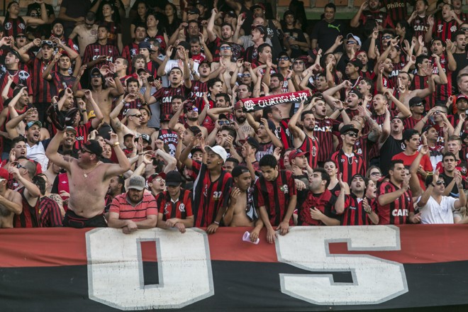 Torcida do Atlético lotou o espaço destinado aos visitantes no Couto Pereira. | Marcelo Andrade/Gazeta do Povo