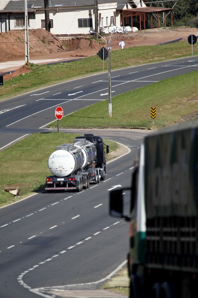 70% do tráfego comercial nas duas estradas estão relacionados ao agronegócio, de acordo com dados da concessionária que administra trechos das BR-376 e PR-151. A soja detém a participação mais expressiva no total de cargas que circulam na região, com 18% do volume movimentado. |
