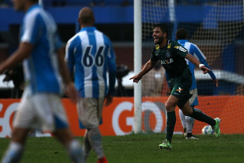 Henrique Almeida comemora o segundo gol na vitória sobre o Avaí, que tira o Coxa da zona de rebaixamento. | Charles Guerra / Agência RBS