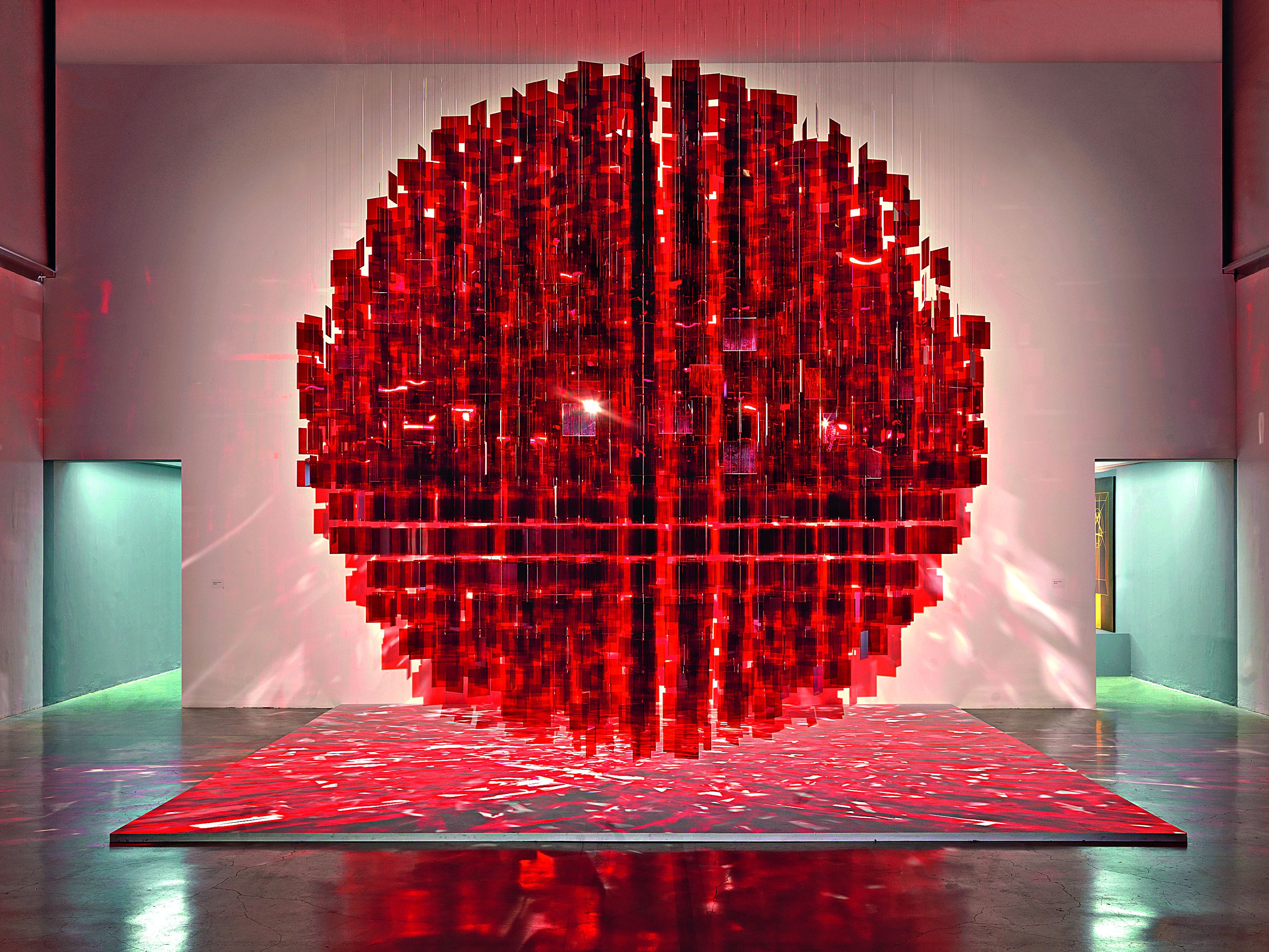 “Sphère Rouge” (esfera vermelha), obra do franco-argentino Julio Le Parc: interesse em arte cinética. | Divulgação