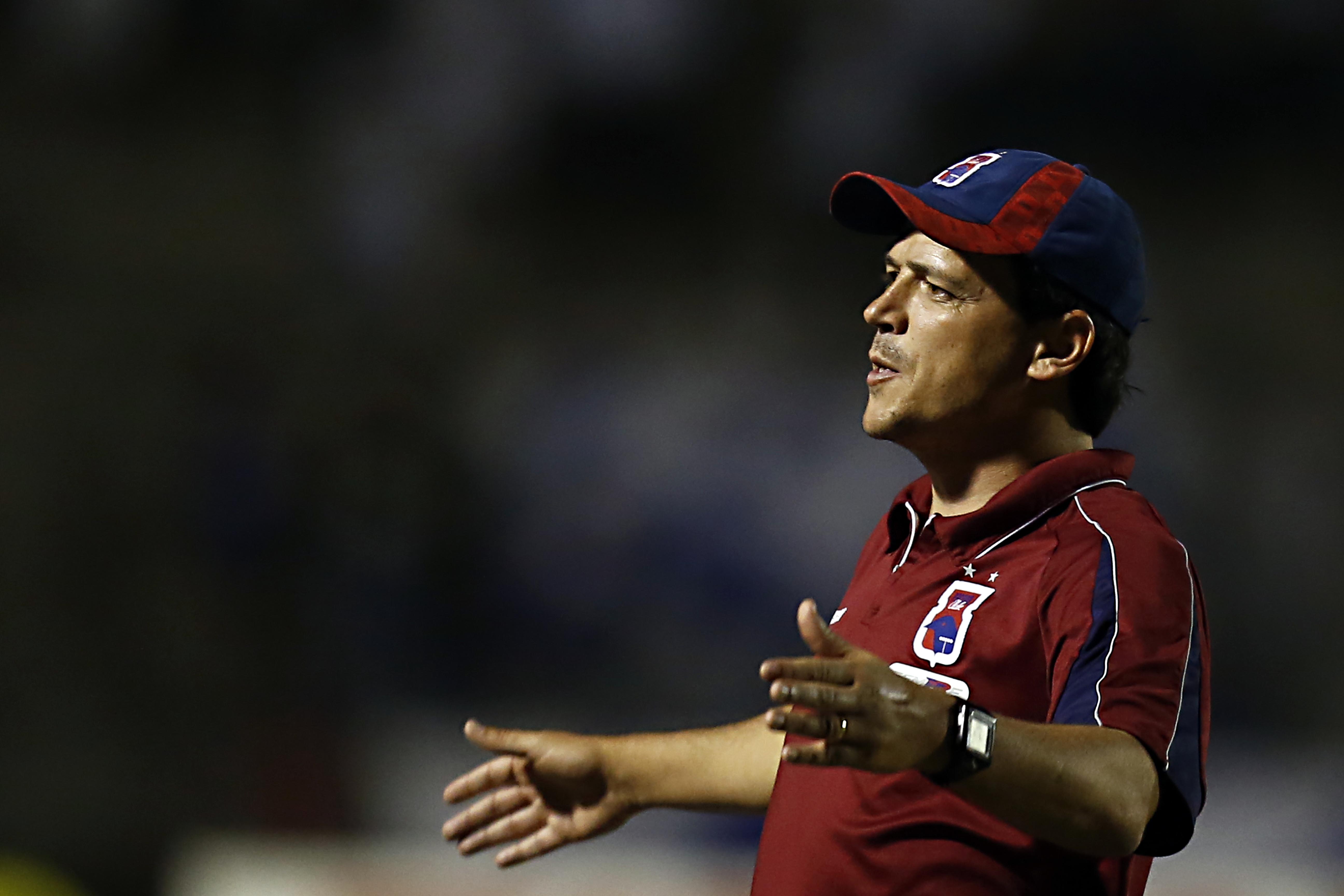 Fernando Diniz acredita que suas cobranças servem para extrair o melhor dos jogadores. | Albari Rosa/Gazeta do Povo