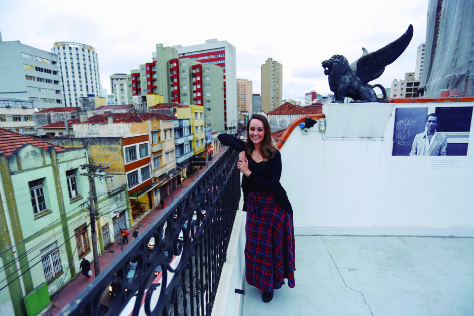 Para Julie Fank, da Escola de Escrita, “há uma ideia corrente de que a literatura é uma arte inatingível. Não é bem assim”. | Daniel Castellano/Gazeta do Povo