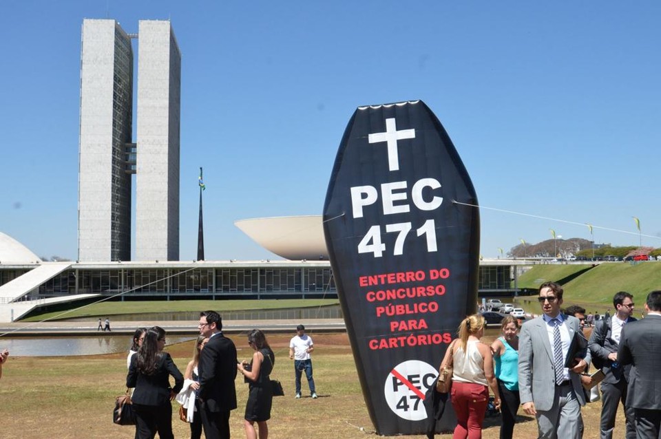 Titulares e ‘concurseiros’ de cartórios protestam contra PEC que efetiva interinos Protesto em frente ao Congresso nesta terça (1). | Antônio Cruz/Agência Brasil