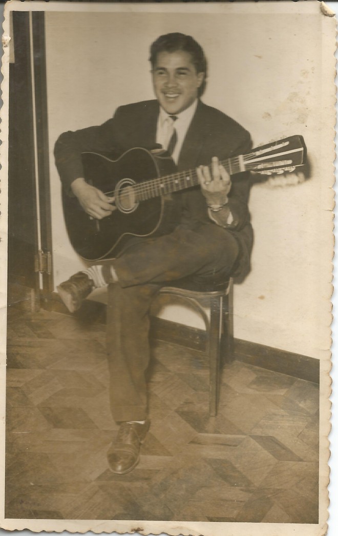 Voz e violão: Moacyr aguarda para se apresentar na rádio Guairacá, onde conheceria a futura esposa Matilde. | João Luis Rodrigues