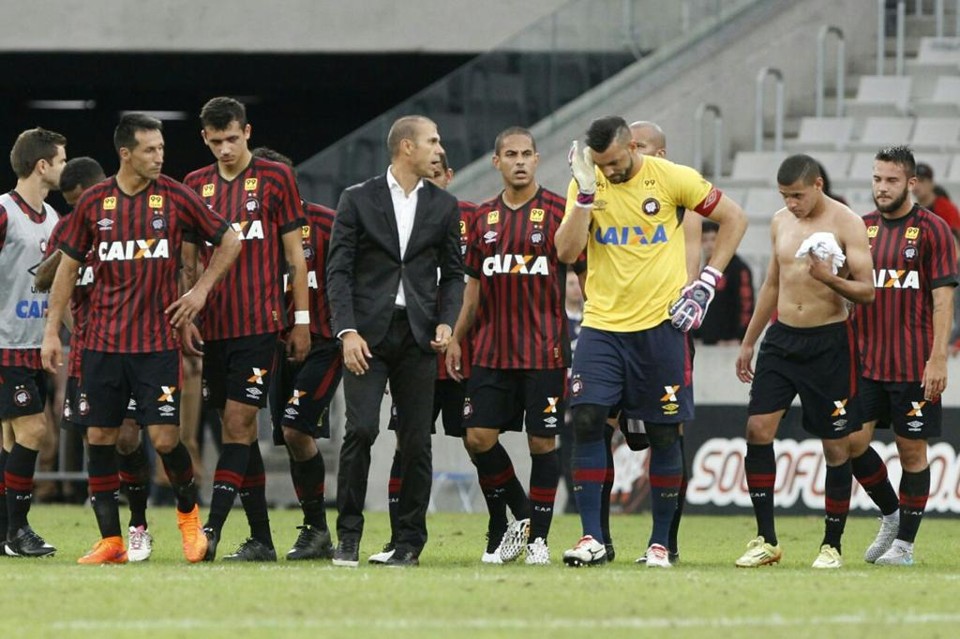 Milton Mendes e os jogadores do Atlético deixam o campo sob vaias após derrota para a Ponte Preta. | Daniel Castellano / Gazeta do Povo/