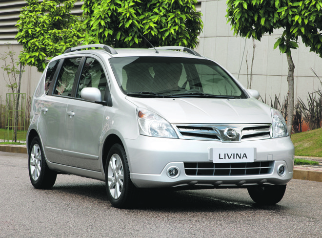 Nissan LIvina - O modelo aposentado neste ano presava pelo custo-benefício. Além de entregar bom espaço para uma família pequena, vinha com direção elétrica, ar-condicionado e som MP3/AUX/SD card. A opção Grand Livina, de 7 lugares e propulsor mais potente, atende a uma família maior. Motor: 1.6 (106 cv) e 1.8 (126 cv). Porta-malas: 449 l (5 l) e 123 l (7 l). Preço: R$ 40.151 (2014) | Divulgação