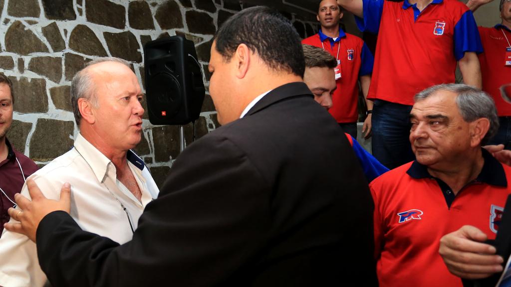Observados pelo presidente Casinha (dir.), Erivelto Silveira e Leonardo Oliveira se cumprimentam após o resultado da eleição paranista. | Pedro Serapio/Gazeta do Povo