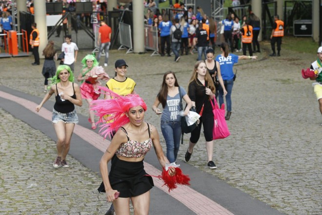 Fãs correm após abertura dos portões. | Hugo Harada/Gazeta do Povo