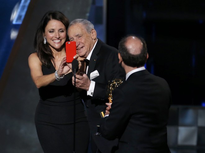 Julia Louis-Dreyfus faz uma selfie com o comediante lenda-viva Mel Brooks, que entregou a ela o prêmio de melhor atriz de comédia. | LUCY NICHOLSON/REUTERS