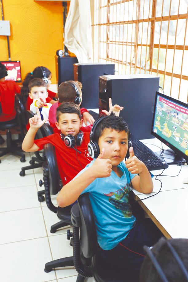 Crianças da Escola Municipal Raoul Wallenberg: sala de informática aberta ao bairro. | Ivonaldo Alexandre/Gazeta do Povo