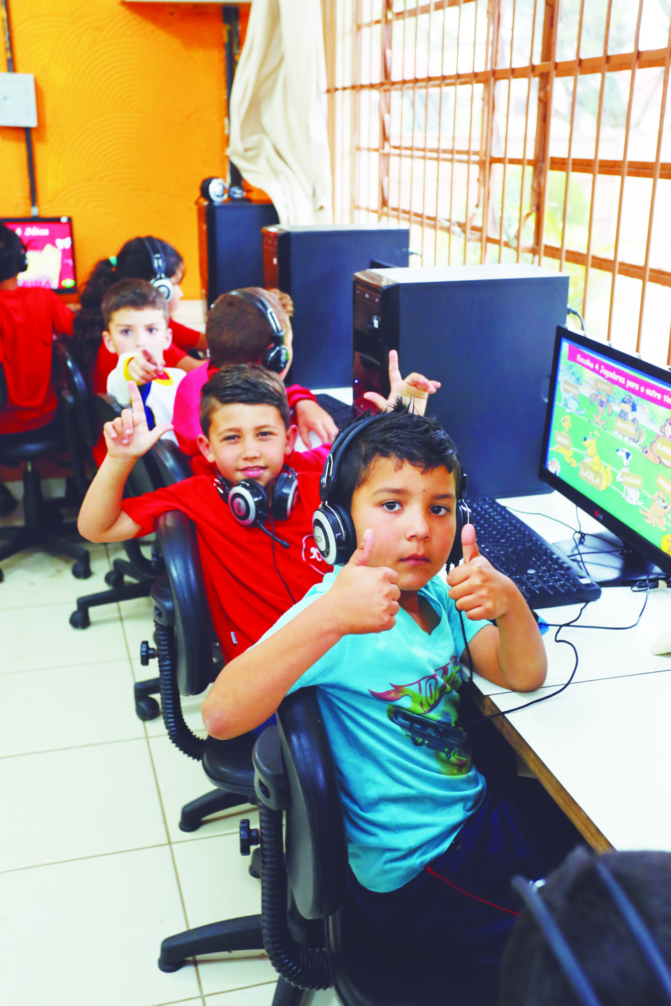 Crianças da Escola Municipal Raoul Wallenberg: sala de informática aberta ao bairro. | Ivonaldo Alexandre/Gazeta do Povo